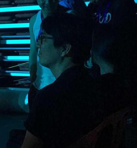 汤唯携老公看刘若英个唱 纯素颜自拍露黑眼圈