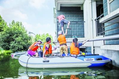 58名大学生坚守5天6夜 送出700名围困居民(图)