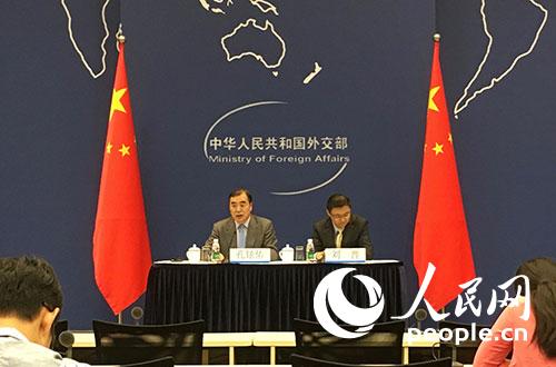 外交部就李克强访蒙并出席亚欧会议举行中外媒体吹风会(人民网记者 杨牧 摄) 外交部就李克强访蒙并出席亚欧会议举行中外媒体吹风会(人民网记者 杨牧 摄)