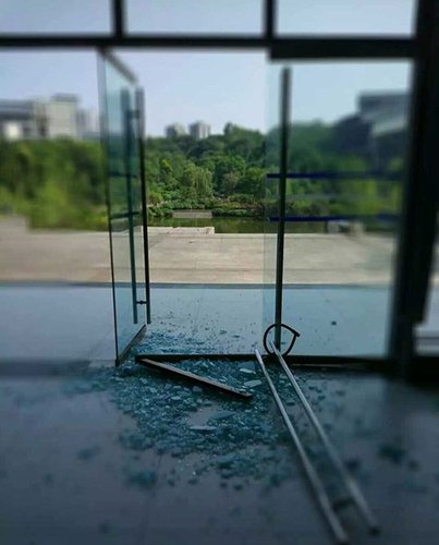 　　今天中午，重庆时报记者拨打了学校宣传部老师的电话。对方表示，目前还不知道这件事，但会找相关部门了解。