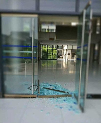 网友说，重庆的高温确实霸道，这很重庆。