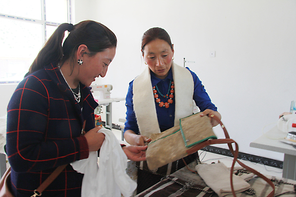 南浪介绍专业合作社生产的藏式皮包 南浪介绍专业合作社生产的藏式皮包