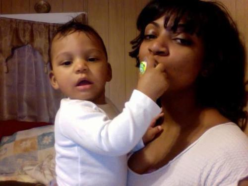 据了解，这名女子名叫伊凡斯（Ieshia Evans），是来自纽约的28岁护士，同时也是5岁儿子的母亲，在美国传出黑人遭枪杀的事件后，她担心幼子的未来，因此选择挺身而出，抗议社会的不公平，这也是她第一次参与街头示威抗议。