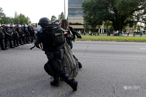 有网民批评，为何防暴警察要煞有介事对待一名手无寸铁的示威者。