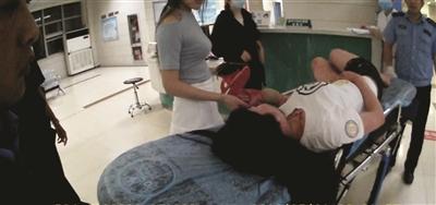 女子闹分手直播自杀 男子为寻女友在警务站抹脖