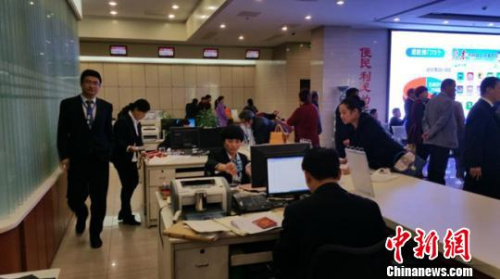 资料图:新泰市政务服务中心  <a target='_blank' href='http://www.chinanews.com/' >中新网</a>记者 阚枫 点击进入下一页