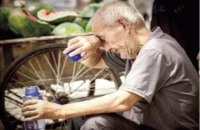 78岁老校长街头卖瓜救孙女已募集20多万元(图)