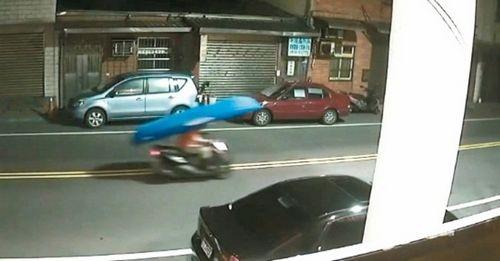 男子偷独木舟用头顶着骑车警察见“奇景”轻松逮人