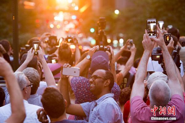 纽约出现曼哈顿悬日奇观 民众扎堆目睹4