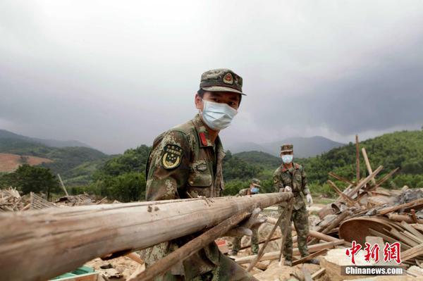 福建武警官兵积极投入驻地灾后重建3 福建武警官兵积极投入驻地灾后重建3