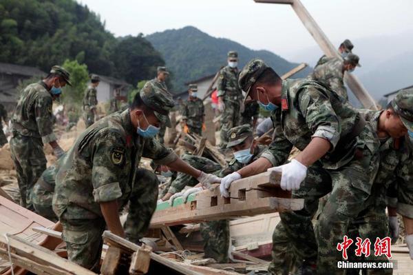福建武警官兵积极投入驻地灾后重建4 福建武警官兵积极投入驻地灾后重建4