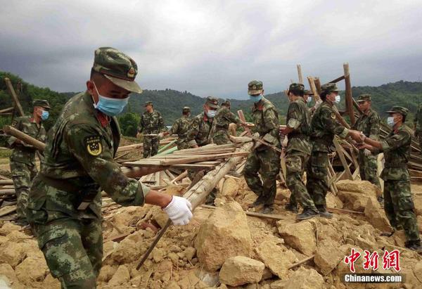 福建武警官兵积极投入驻地灾后重建6 福建武警官兵积极投入驻地灾后重建6