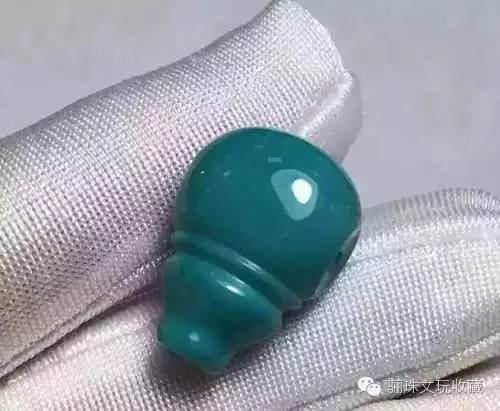 老油绿玉化级的三通。瓷度、光泽度堪称完美