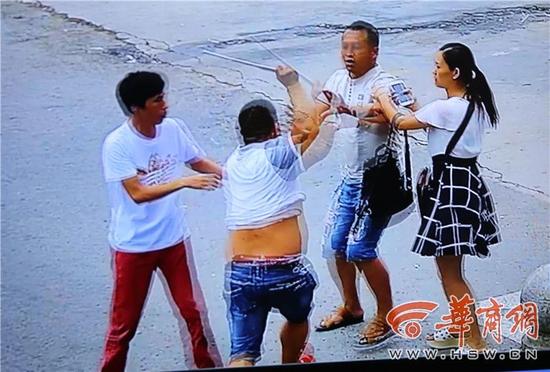 34pp27a7.jpg 陕西一业主埋怨轿车堵门 被车主打断肋骨