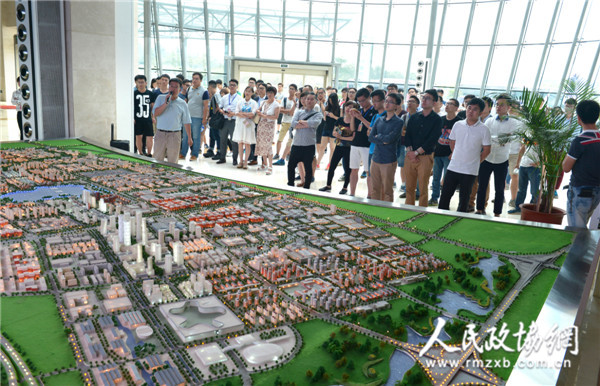 图为交流团学生参观滨海新区规划 图为交流团学生参观滨海新区规划
