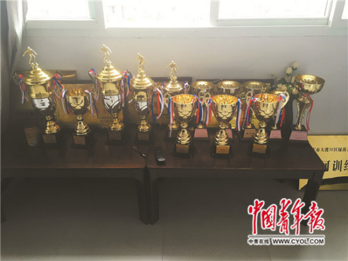 堆满桌子的奖杯。