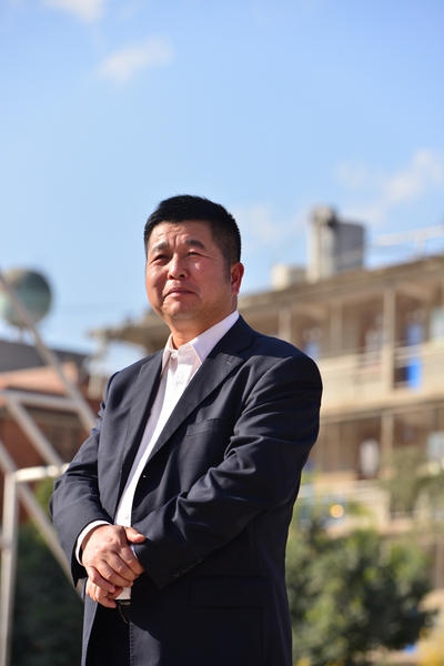 詹大年，中国教育学会教育管理分会教育策划学术委员、昆明市民办教育协会副会长、昆明丑小鸭中学校长。