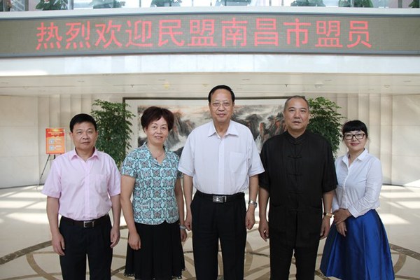 20160713zbw001张宝文主席与南昌市盟员合影