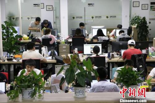 在独角兽？众创科技孵化器，年轻的创业团队正在工作、交流?！⊙钗幕?摄