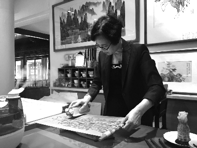 赵慧萍在展示荣宝斋木版水印印刷环节 赵慧萍在展示荣宝斋木版水印印刷环节