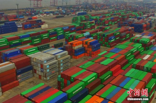 海关总署:上半年外贸进出口总值同比下降3.3%