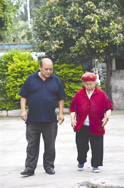 刘相礼陪母亲散步