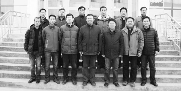 第二批13名天津援青干部合影。前排左起：刘宝勇、赵岩、张力、李新、丁全海、李书潜、刘杰；后排左起：王初生、孟德文、辛玉贵、刘明瑞、吴忠东、张志宏。