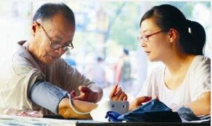 忌饮浓茶多吃蔬菜 饮食调理老年人高血压