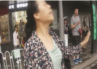 大妈用眼神“飙戏”。