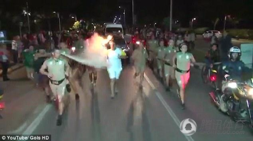 奥运火炬被狂喷 奥运火炬被狂喷