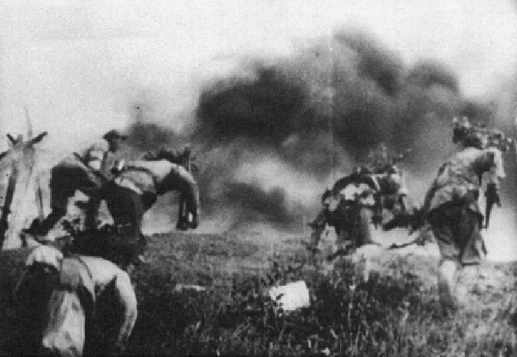 向敌人发起进攻的新四军指战员 向敌人发起进攻的新四军指战员