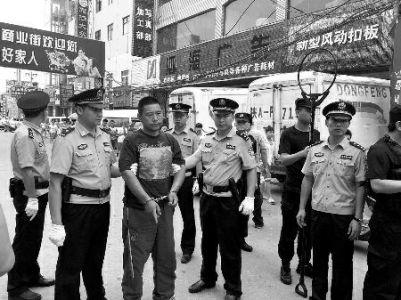 点击放大 男子抢包拖行女子600米 自称曾是国家一级运动员