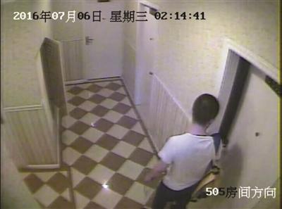 监控拍下醉汉推门行窃。