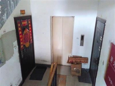 位于大兴区某小区的“灭门案”案发房屋右房门紧锁，长期空置。刘思维