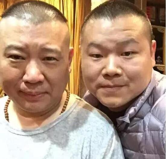 平时郭德纲与自己的徒弟拍照的时候，也不忘让自己的文玩串出镜