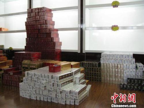 中国破获特大走私、非法经营香烟案涉案金额约2.45亿