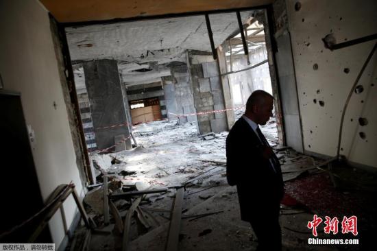 当地时间2016年7月19日，土耳其安卡拉，在政变中被毁的议会大楼和警察局大楼成为废墟，墙上有明显的子弹痕迹。土耳其特警持枪看守这些政府办公处。