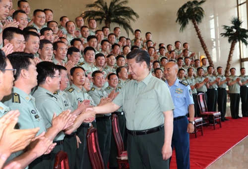 新华社照片，银川，2016年7月20日
    习近平在宁夏调研考察
    7月18日至20日，中共中央总书记、国家主席、中央军委主席习近平在宁夏调研考察。这是7月19日，习近平在银川亲切接见驻宁夏部队师以上领导干部和团级单位主官，代表党中央和中央军委向驻宁夏部队全体官兵致以诚挚问候。
    新华社记者李刚摄