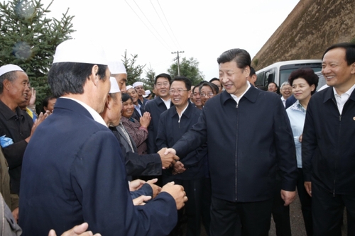 新华社照片，银川，2016年7月20日
    习近平在宁夏调研考察
    7月18日至20日，中共中央总书记、国家主席、中央军委主席习近平在宁夏调研考察。这是7月18日上午，习近平在固原市西吉县将台堡同村民们交谈。
    新华社记者鞠鹏摄