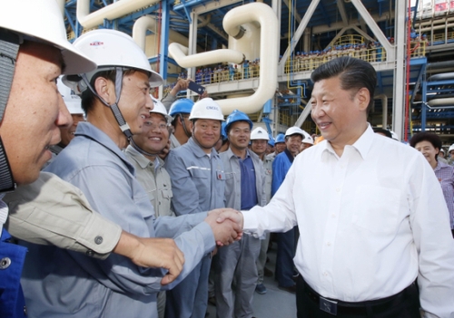 新华社照片，银川，2016年7月20日
    习近平在宁夏调研考察
    7月18日至20日，中共中央总书记、国家主席、中央军委主席习近平在宁夏调研考察。这是7月19日下午，习近平在宁东能源化工基地慰问煤制油项目技术研发团队。
    新华社记者鞠鹏摄