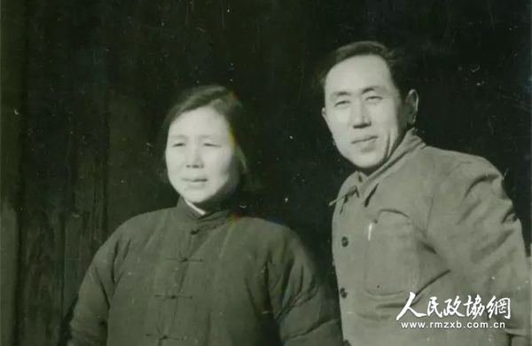 一九五七年，彦涵、白炎夫妇在沙城_副本