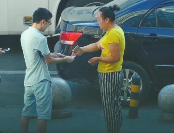 周旭与专车司机委托的黄衣女子见面，当场给了她1000元现金。