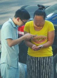 支付千元现金后，周旭又微信转账100元，才拿回手机。