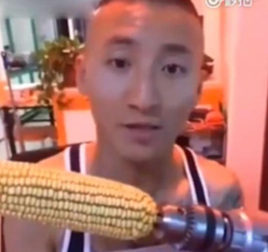 近日一名男子接受了网络上风靡一时的“电钻吃玉米”挑战。在他发布的视频里，男子在几秒内“啃”完了玉米棒，但在玉米棒还没吃完时，他的门牙先掉了。编译/熊婉君DIV