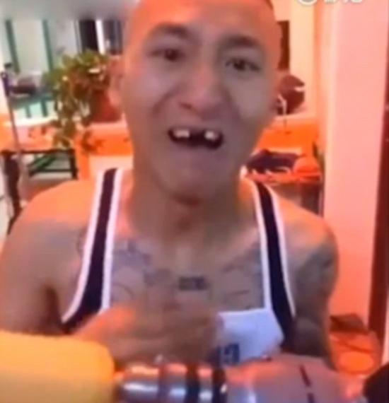 在他挑战几秒后，不等不停下，并对着镜头表示他的门牙掉了。这段视频被分享在微博上，网友留言表示：“猜到了开头没猜到结尾?！? style=