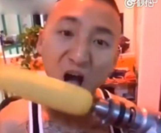 在之前的“电钻吃玉米”挑战中，有一名女子在挑战时被电钻卷掉了头发。社交媒体的用户对这个挑战产生了争议，表示“太不安全了?！? style=