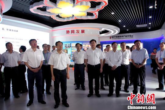 图为嘉宾参观南宁·中关村协同创新展示中心?！⊙钪拘?摄