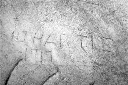 这几个英文字母和数字刻得都非常深。金陵晚报记者 段仁虎 摄