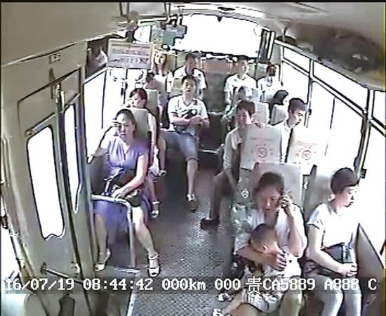 客车司机突发脑溢血:尽全力开完陡坡保乘客安全