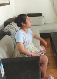 怀孕7个月，成都准妈妈王梅化名却接到公司通知——本来在成都市成华区西林路上班的她，突然被调到37公里外的金堂厂区，15分钟上班路变成3小时。王梅表达不愿变更上班地点的意愿后，其办公室和宿舍钥匙被收走，公司打卡机里的指纹记录也被删。经多日协商后，王梅夫妇无奈和公司达成协议：产假期间不发工资、社保费用自缴、产假休完离职?；鞫际斜钦卟煞檬保庥鲇萌说ノ槐┝ψ枘?，手机和相机被抢本报连续报道。